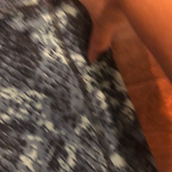 NWOT Snake Skin Print Cropped Yoga Pants - Picture 5 of 7